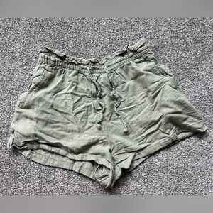 Women’s H&M linen blend shorts in green size small
